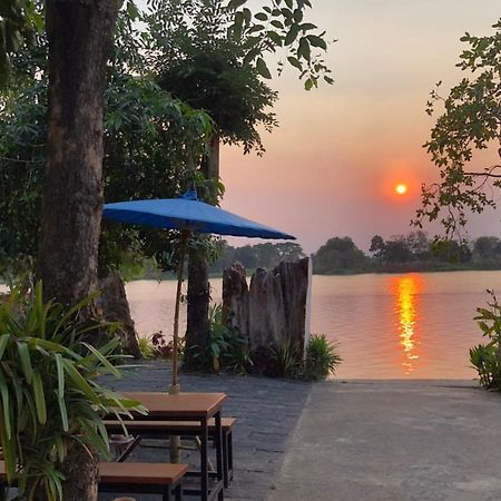 Ruen Thai Ban Rim Nam กำแพงเพชร ภายนอก รูปภาพ
