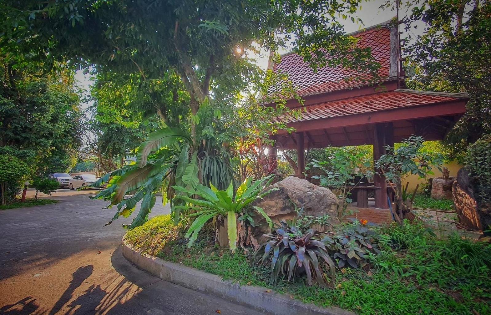 Ruen Thai Ban Rim Nam กำแพงเพชร ภายนอก รูปภาพ