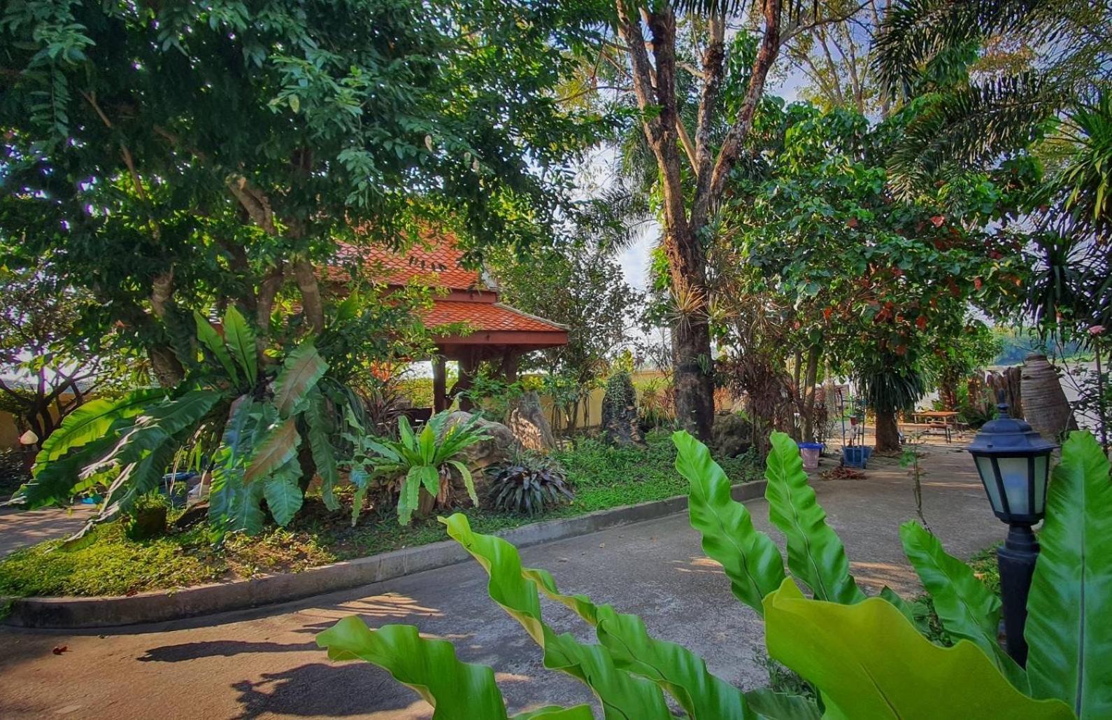Ruen Thai Ban Rim Nam กำแพงเพชร ภายนอก รูปภาพ