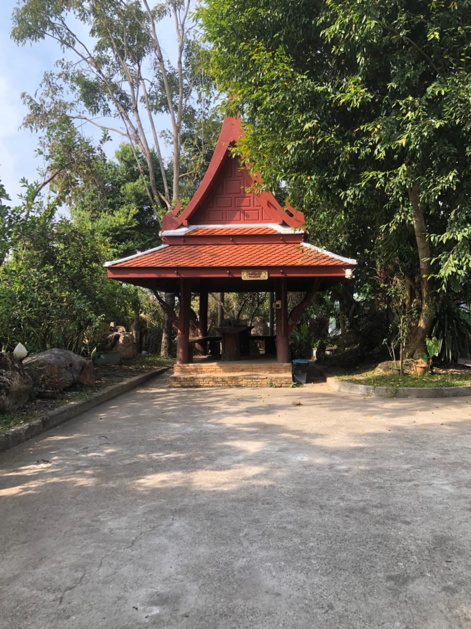 Ruen Thai Ban Rim Nam กำแพงเพชร ภายนอก รูปภาพ