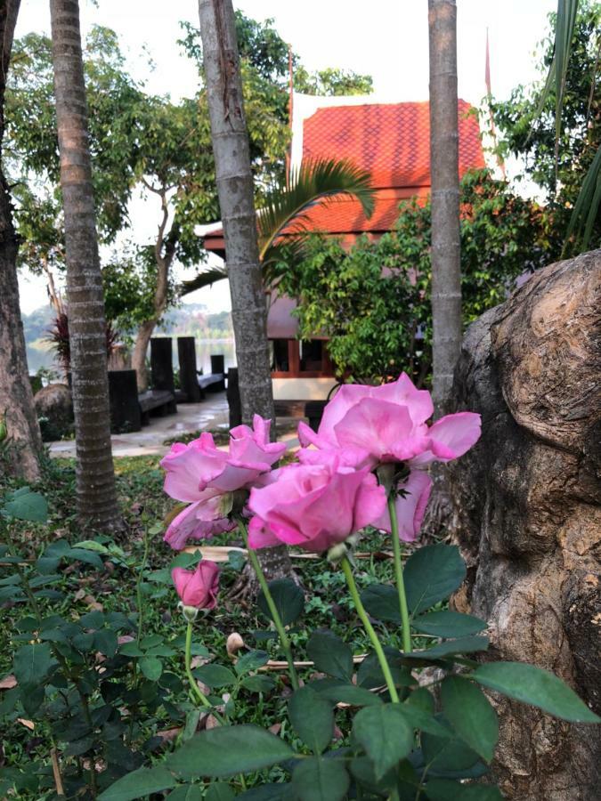 Ruen Thai Ban Rim Nam กำแพงเพชร ภายนอก รูปภาพ