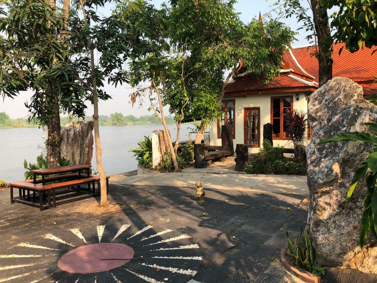 Ruen Thai Ban Rim Nam กำแพงเพชร ภายนอก รูปภาพ