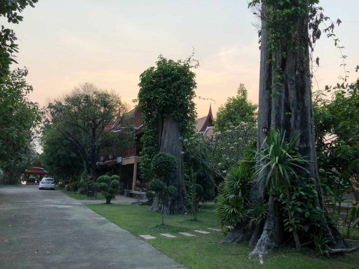 Ruen Thai Ban Rim Nam กำแพงเพชร ภายนอก รูปภาพ