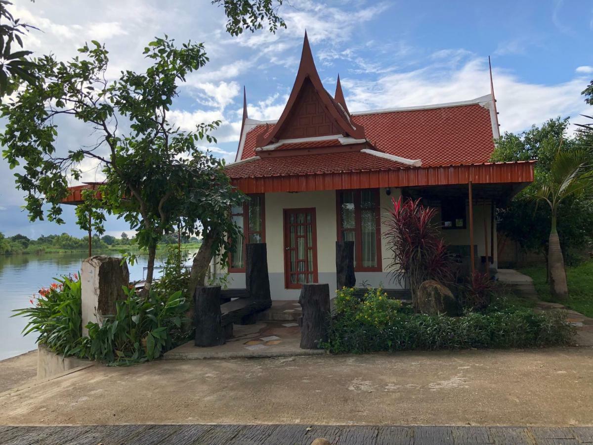 Ruen Thai Ban Rim Nam กำแพงเพชร ภายนอก รูปภาพ