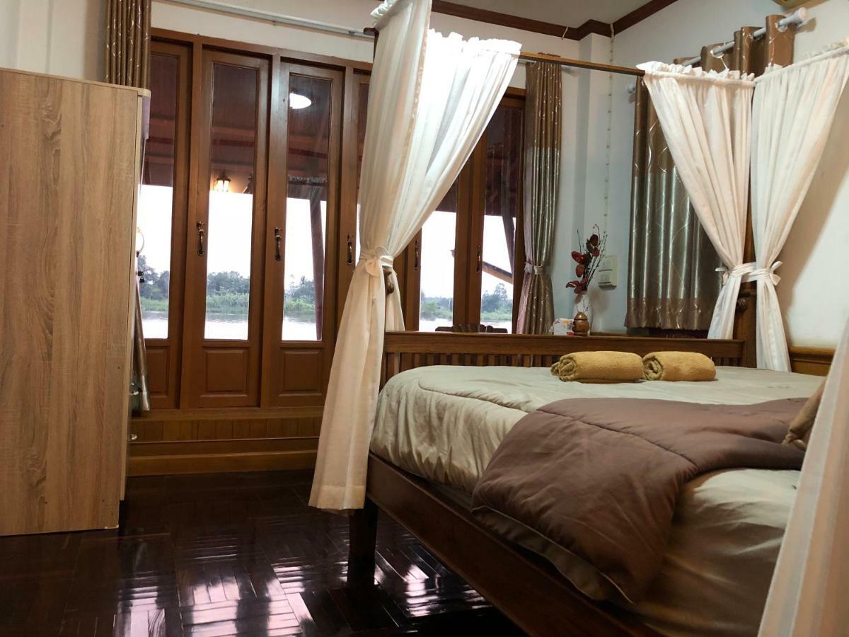 Ruen Thai Ban Rim Nam กำแพงเพชร ภายนอก รูปภาพ