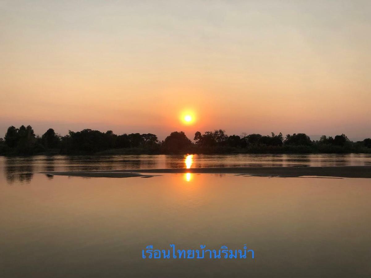 Ruen Thai Ban Rim Nam กำแพงเพชร ภายนอก รูปภาพ