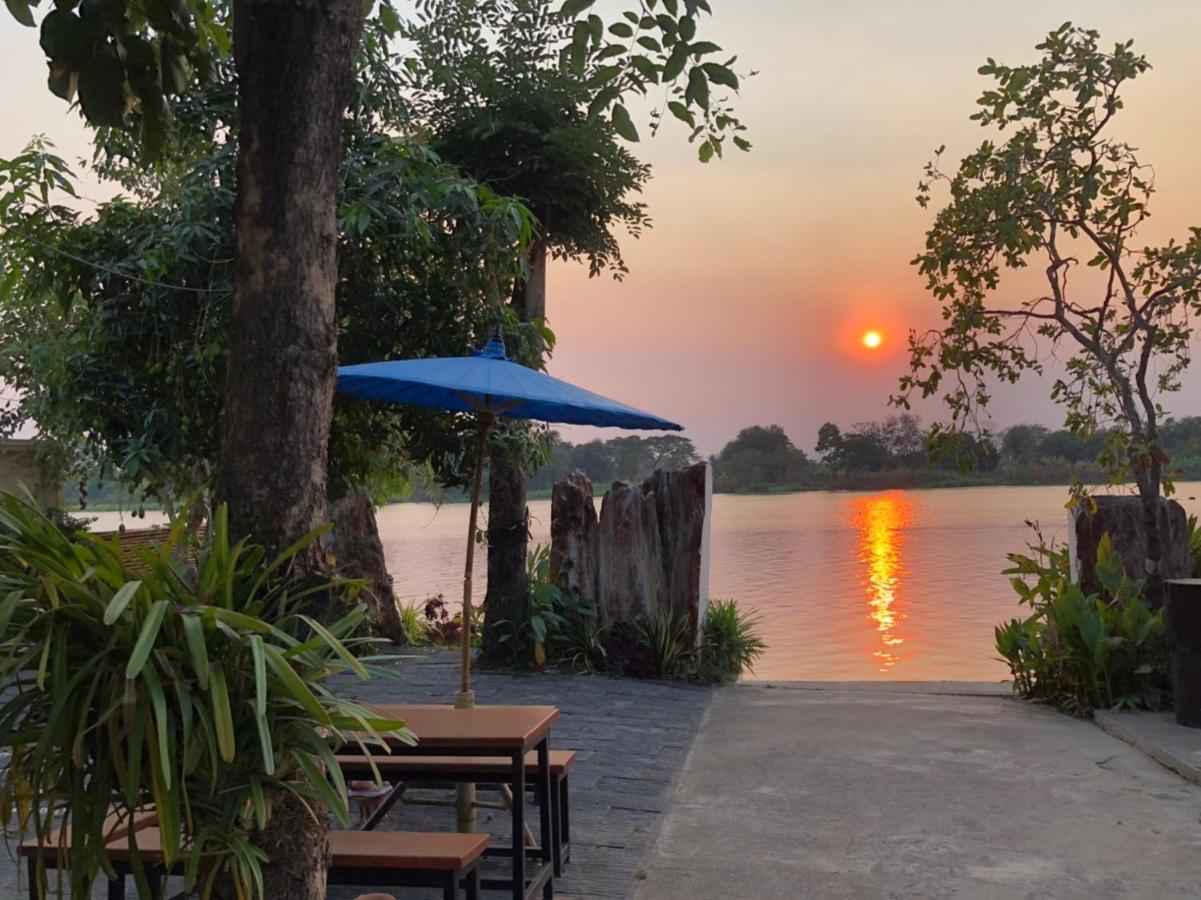 Ruen Thai Ban Rim Nam กำแพงเพชร ภายนอก รูปภาพ